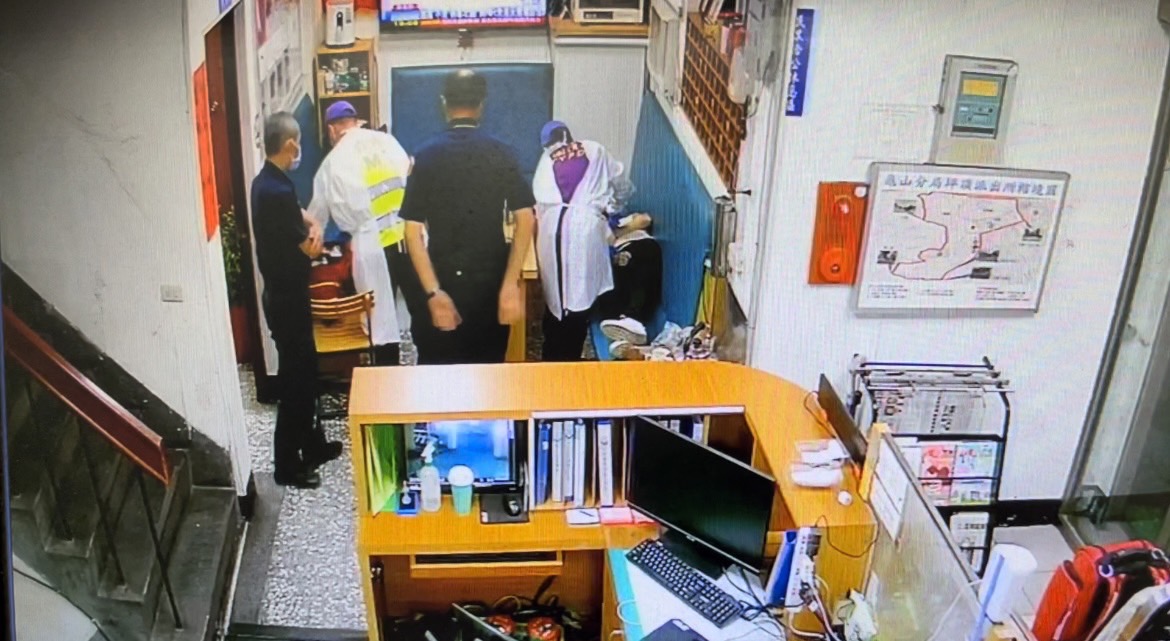 【有片】女子癲癇發作求助派出所 龜山警即刻救援協助送醫 S 18301702