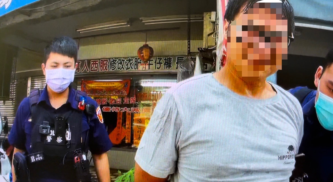 【有片】毒犯馬路上跑給龜山警追 逃百餘公尺後GG了 S 18391388