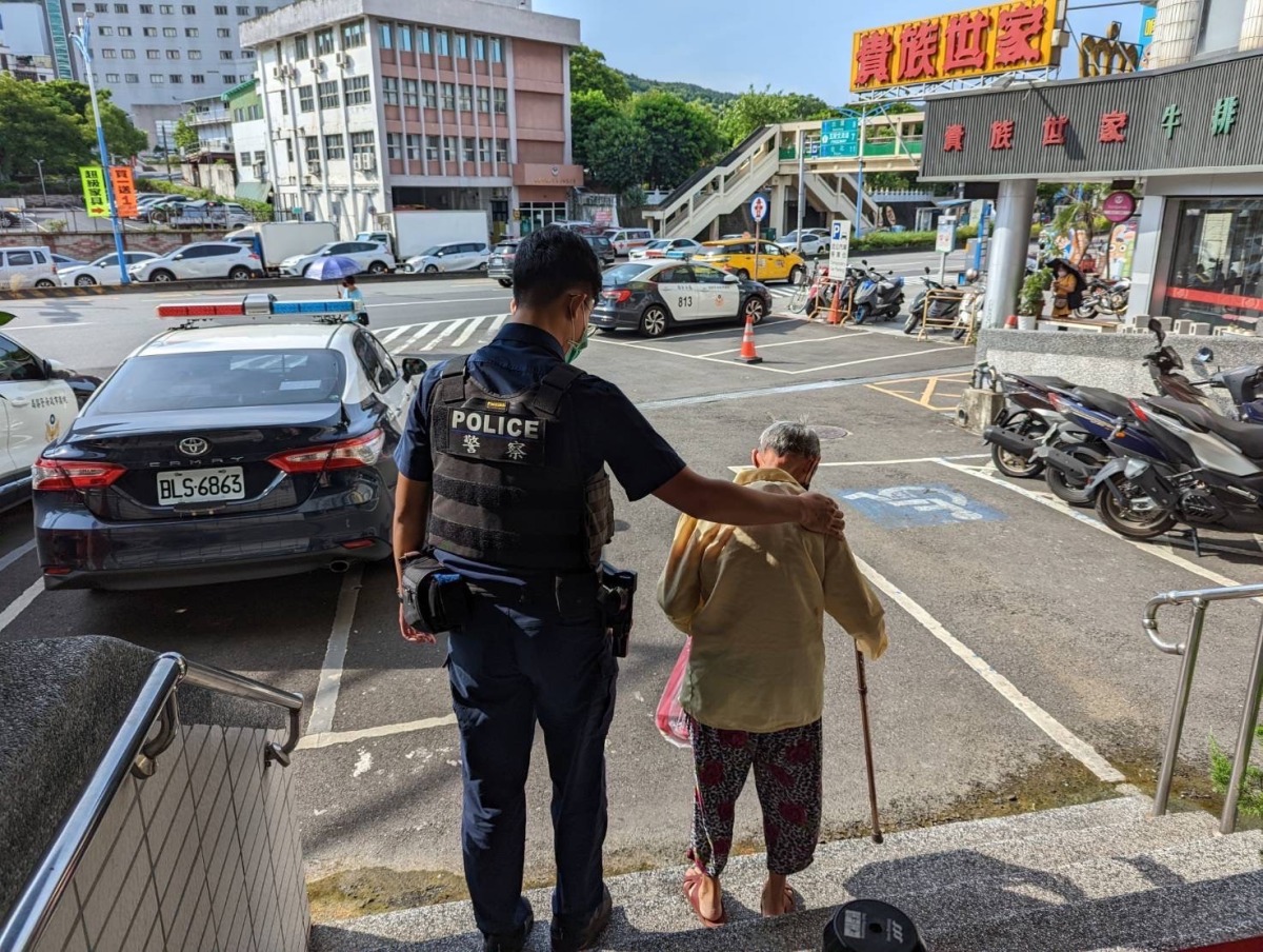 老婦搭計程車找兒子卻不知道地址 龜山警暖心護返家 S 18432334