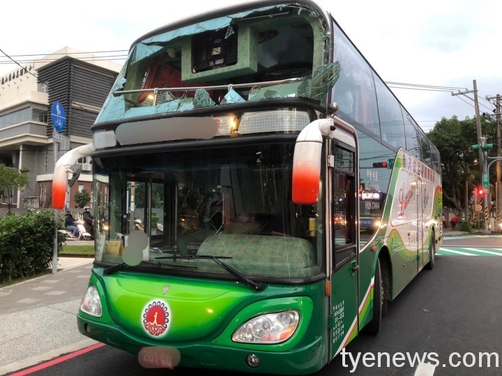 【有片】驚險!遊覽車跟著導航走 撞斷限高架倒地玻璃碎裂 S 185556995