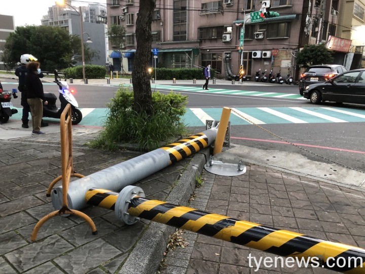 【有片】驚險!遊覽車跟著導航走 撞斷限高架倒地玻璃碎裂 S 185556999