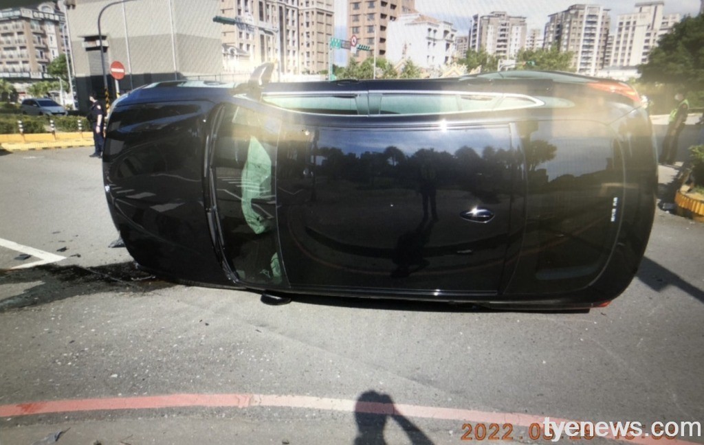 【有片】疑搶快未看號誌追撞 急煞翻車躺路中