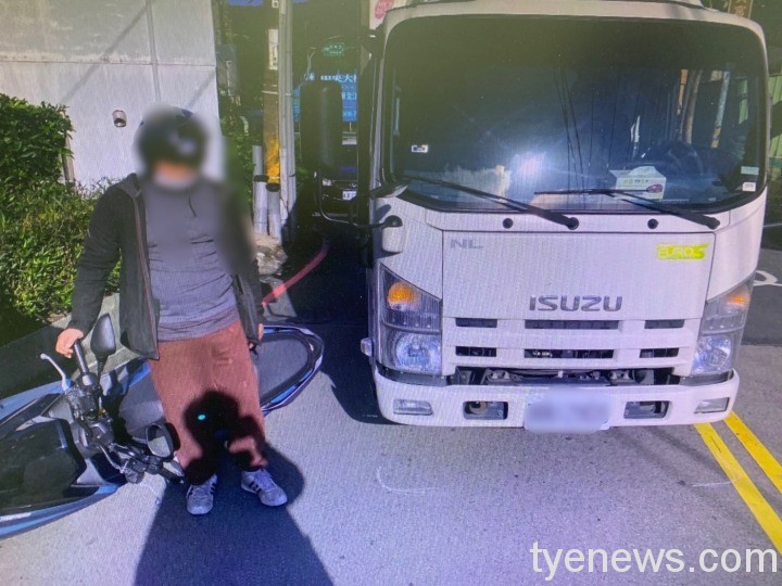 【有片】騎士緊貼貨車鑽縫遭撞 後方煞車不及再撞 S 188514311