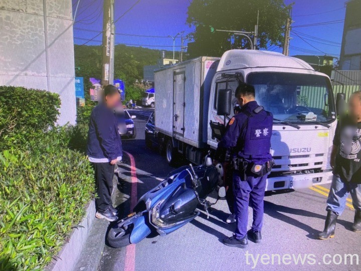 【有片】騎士緊貼貨車鑽縫遭撞 後方煞車不及再撞 S 188514312