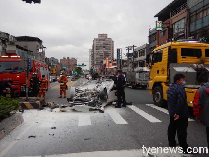【有片】自小客疑恍神自撞分隔島翻車起火 駕駛自行脫困 S 190046238