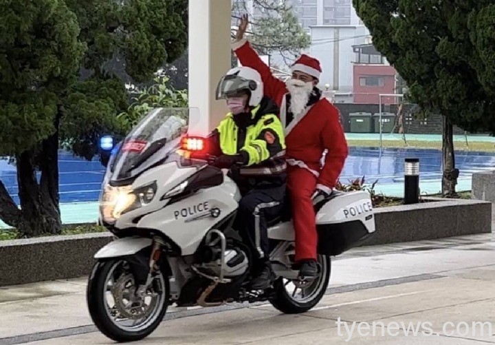 警察化身耶誕老人前進校園 開出幸福紅單祝福師生 S 190079050
