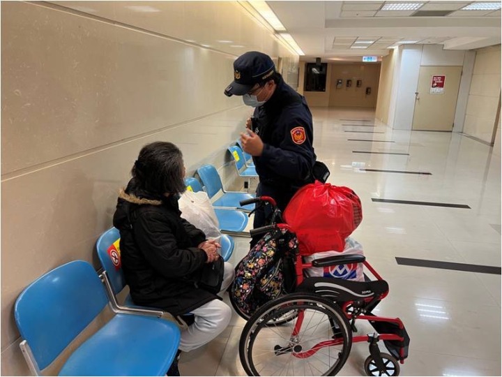 S__191324164 龜山警分局大華派出所員警協助老婦順利返家。圖:諶志明翻攝