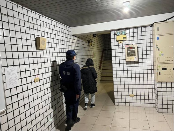 S__191324165 龜山警分局大華派出所員警協助老婦順利返家。圖:諶志明翻攝