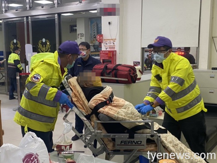 壢警巡邏驚見發抖老人站路邊 急忙保暖送醫檢查 S 19652636