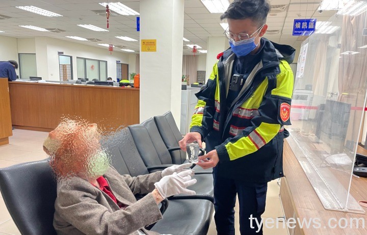 大華派出所警員送上茶水替婦人暖身。圖:民眾提供 大華派出所警員送上茶水替婦人暖身。圖:民眾提供