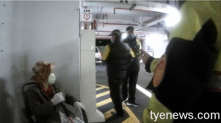 大華派出所員警趕到現場發現70歲陳姓婦人坐在停車場車道邊。圖:民眾提供 大華派出所員警趕到現場發現70歲陳姓婦人坐在停車場車道邊。圖:民眾提供