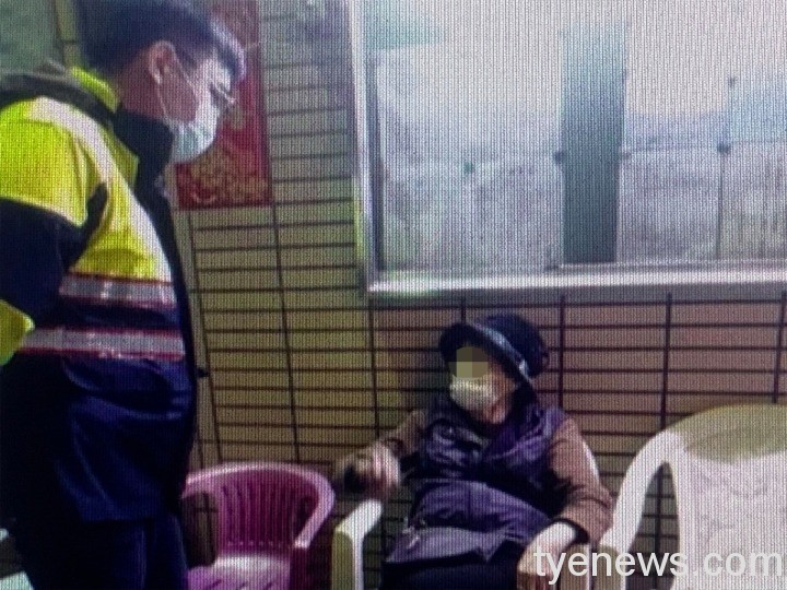 失智嬤回錯家闖社區大鬧 龜山警耐心安撫送返家 S 199557126