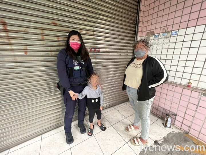 五歲男童想媽徒步2公里 警察保姆送回家 S 200835103