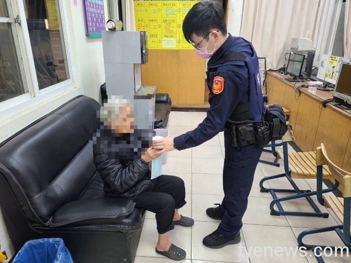 龜山警分局大林派出所警員送上熱茶給老婦。圖：讀者提供