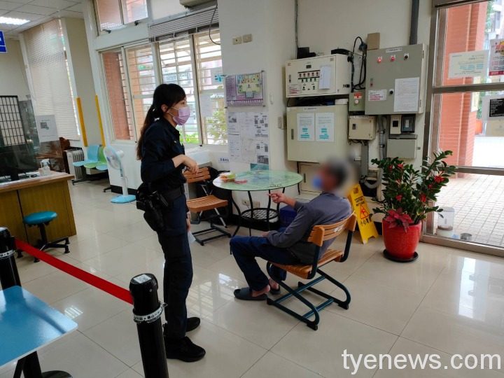 失智翁外出中暑 龜山警助其返家 S 212443153