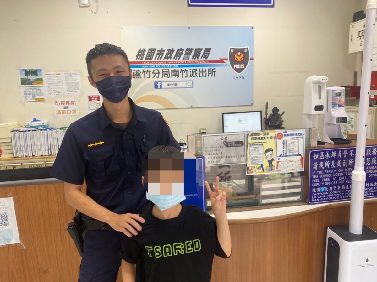 男童想媽媽路邊攔車求助 蘆警順利安撫協助返家 S 226082818