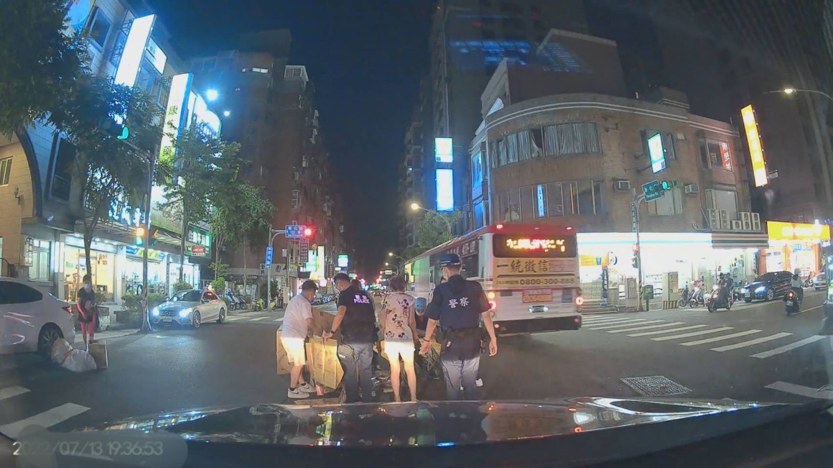 紙箱沒綁好散落一地!蘆竹警民合力撿回收物 S 227442702