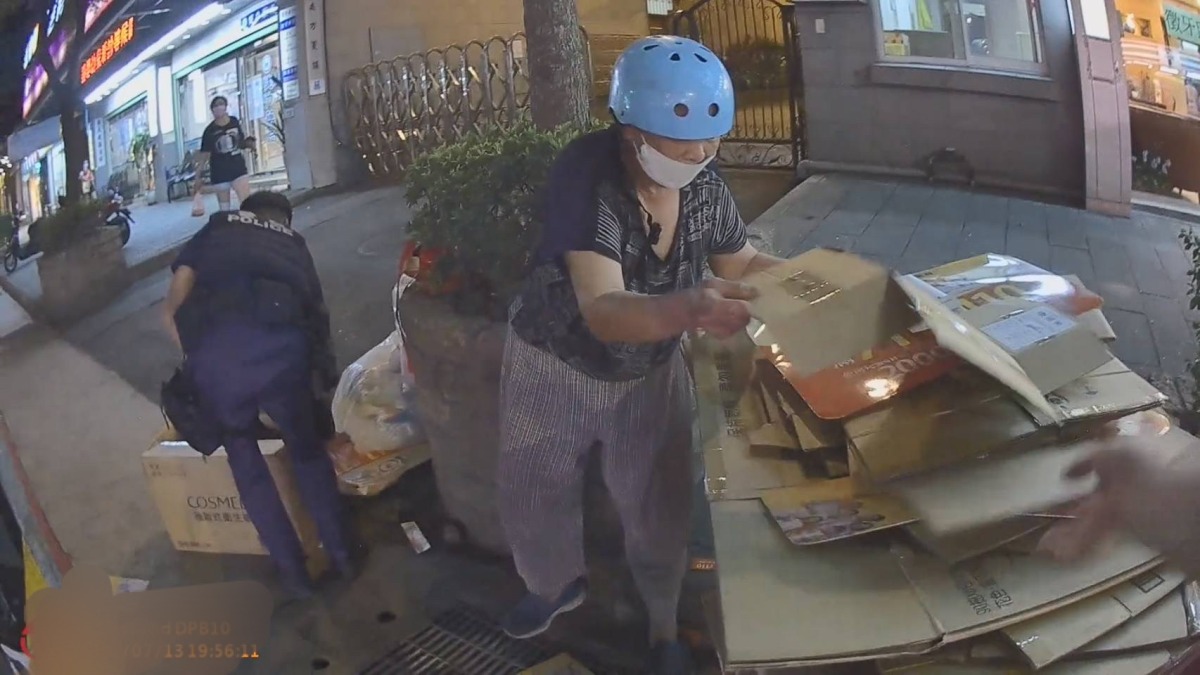 紙箱沒綁好散落一地!蘆竹警民合力撿回收物 S 227442708