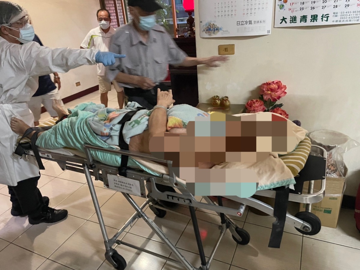 7旬獨居老婦連日未出門 鄰居驚覺不對勁報警即時獲救 S 227450884