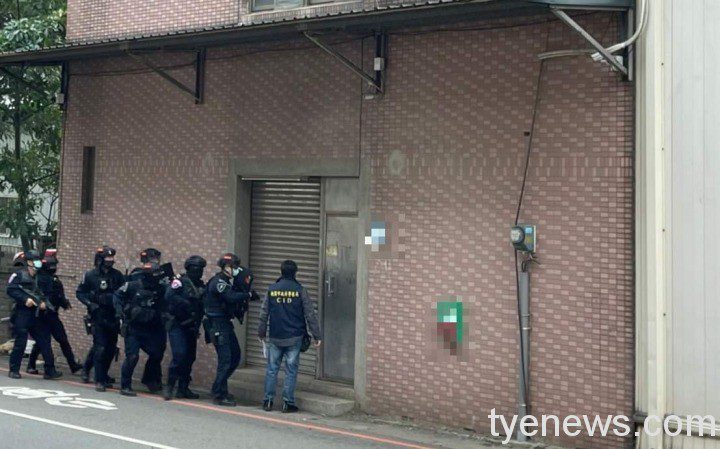 【有片】恐嚇取財遭比特犬咬傷!嫌犯挾怨報復率眾砸店 14人被逮 S 239968266