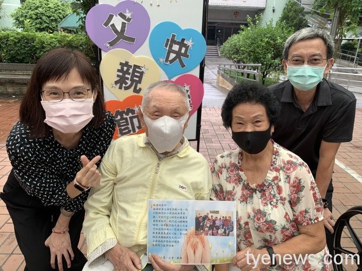 八德榮家主任陳靜如家與收到父親節卡片的住民開心合影。圖:八德榮家提供 八德榮家主任陳靜如家與收到父親節卡片的住民開心合影。圖:八德榮家提供