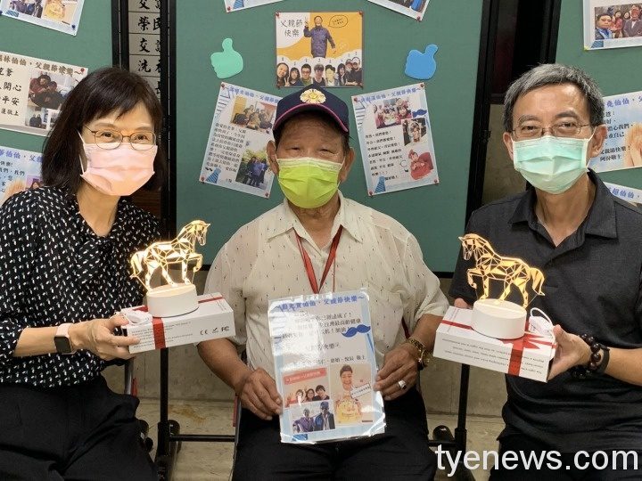 疫情下長照仍禁探視,八德榮家卡片傳情感念父恩。圖:八德榮家提供 疫情下長照仍禁探視,八德榮家卡片傳情感念父恩。圖:八德榮家提供
