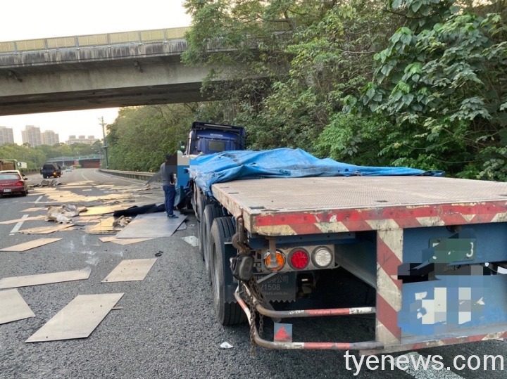 國道3號聯結車追撞前車 貨物散落車道影響交通 S 26394758