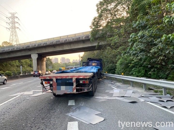 國道3號聯結車追撞前車 貨物散落車道影響交通 S 26394761