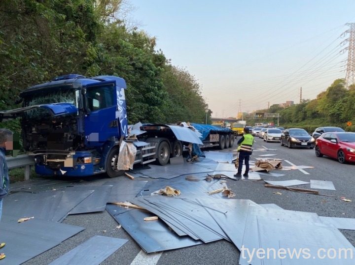 國道3號聯結車追撞前車 貨物散落車道影響交通 S 26394762