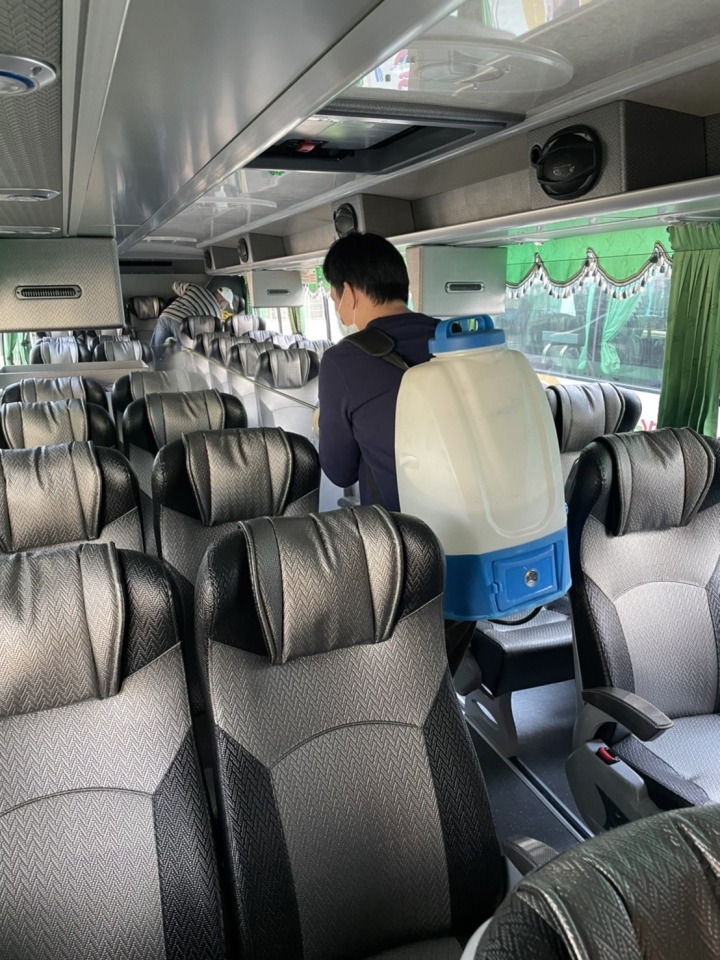 S__27279413 工作人員進行車內清消。圖:朝揚文理補習班提供