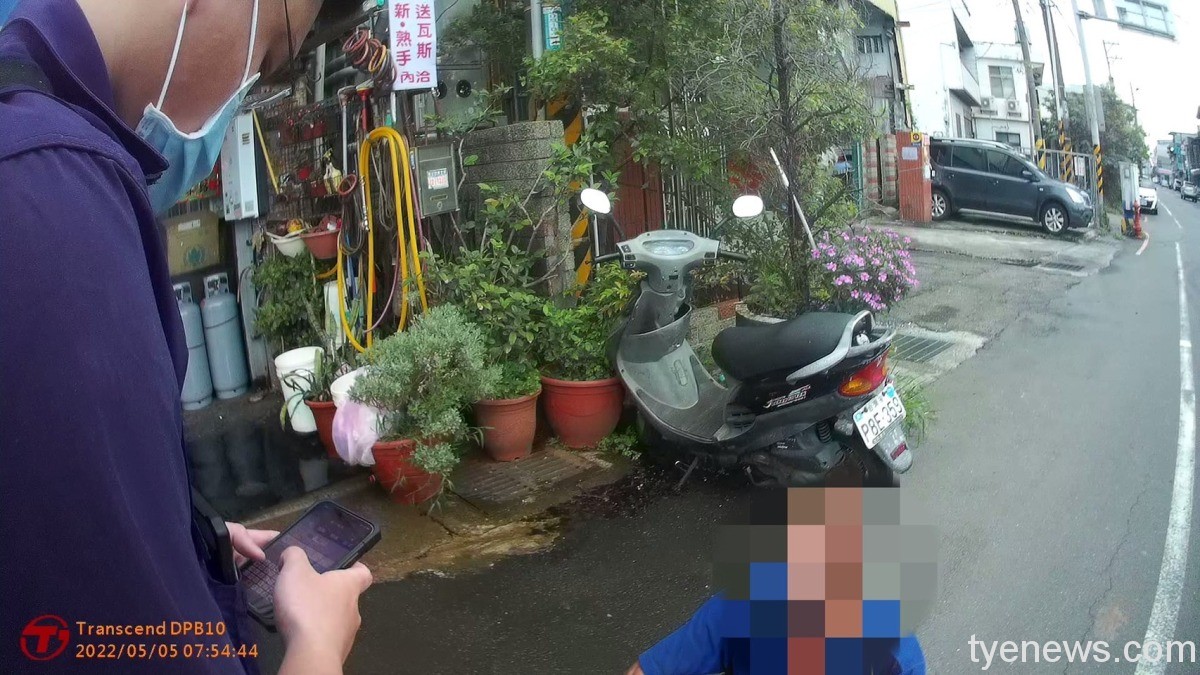 驚見男子地上爬鮮血直流!他曝「這原因」警暖心護送 S 2760782