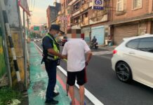 迷途老翁無助徘徊街頭 身上一張卡助警協找回家的路