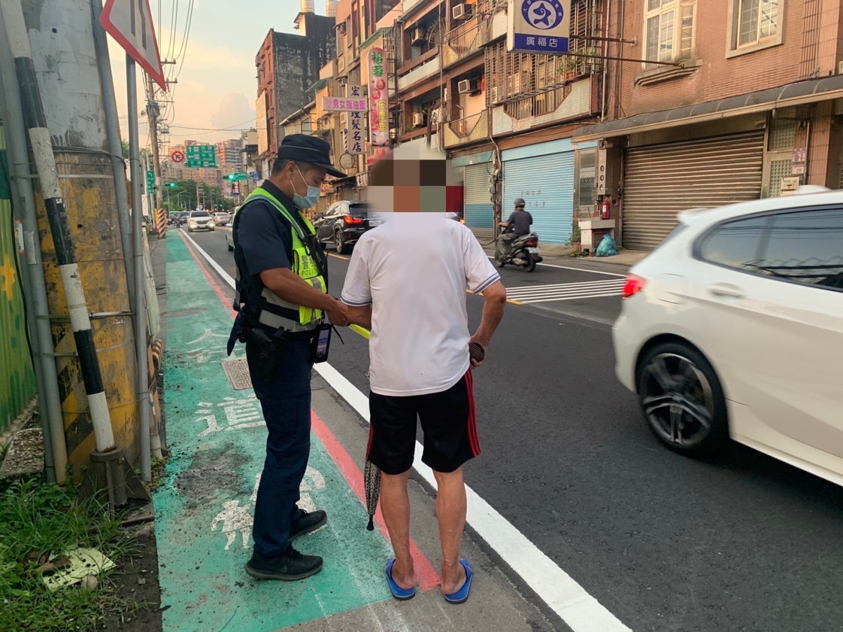 迷途老翁無助徘徊街頭 身上一張卡助警協找回家的路 S 2777114