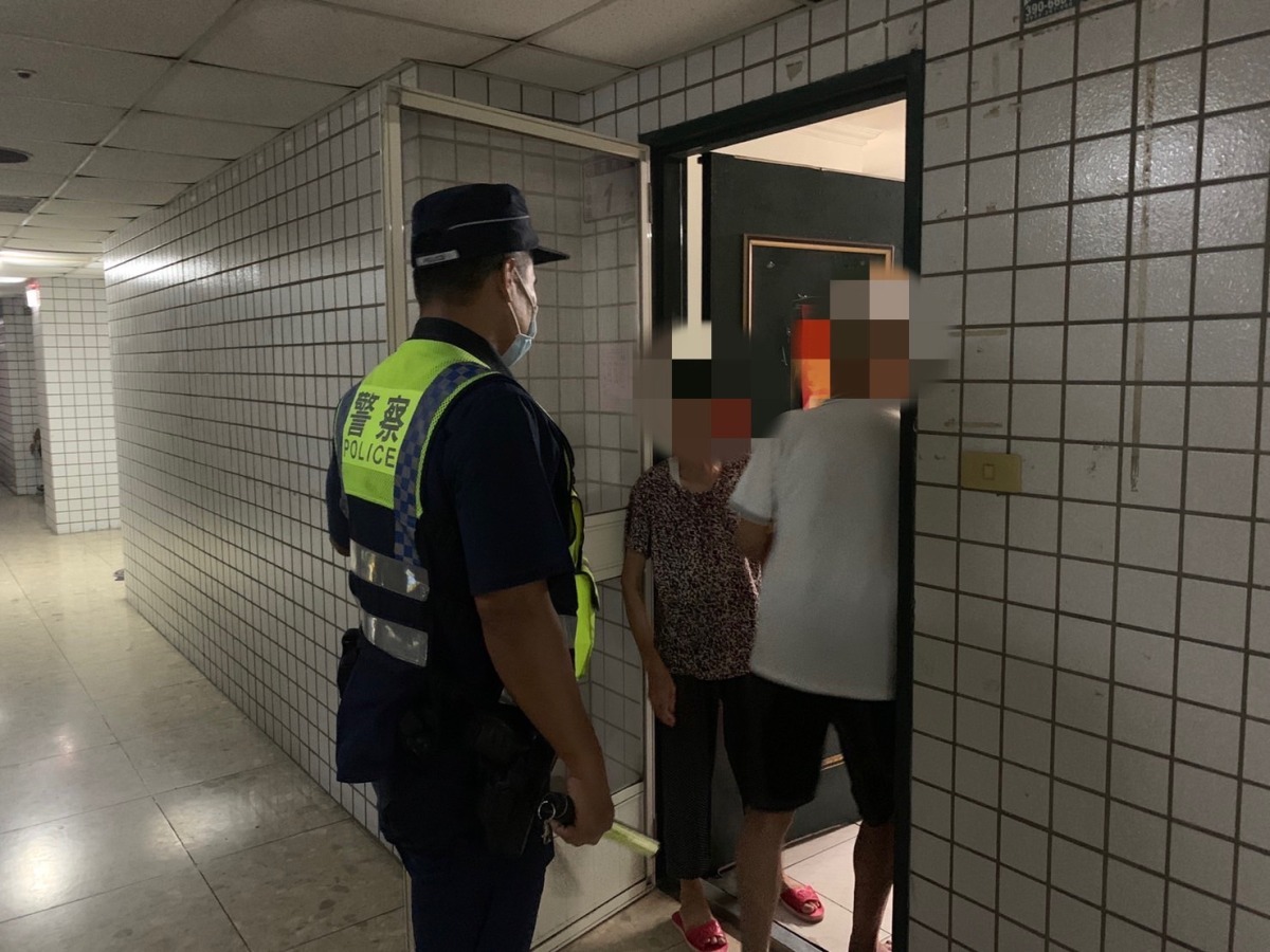 迷途老翁無助徘徊街頭 身上一張卡助警協找回家的路 S 2777116