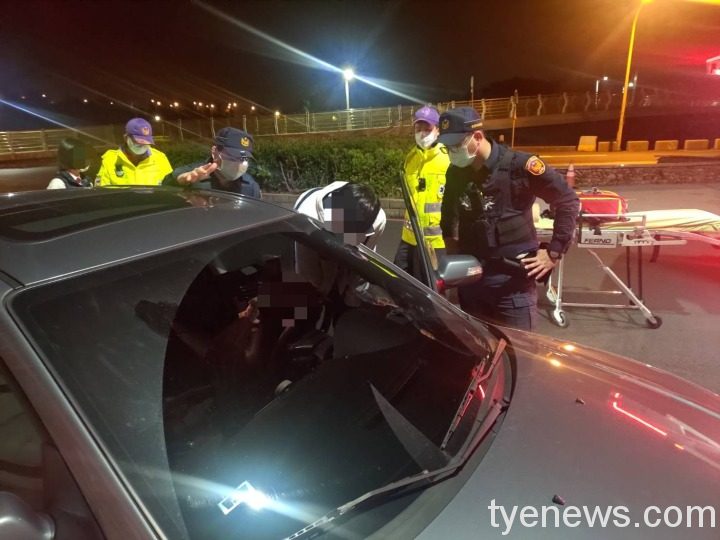 與夫吵架後跑港邊獨飲 暖警相勸助和好 S 2908207