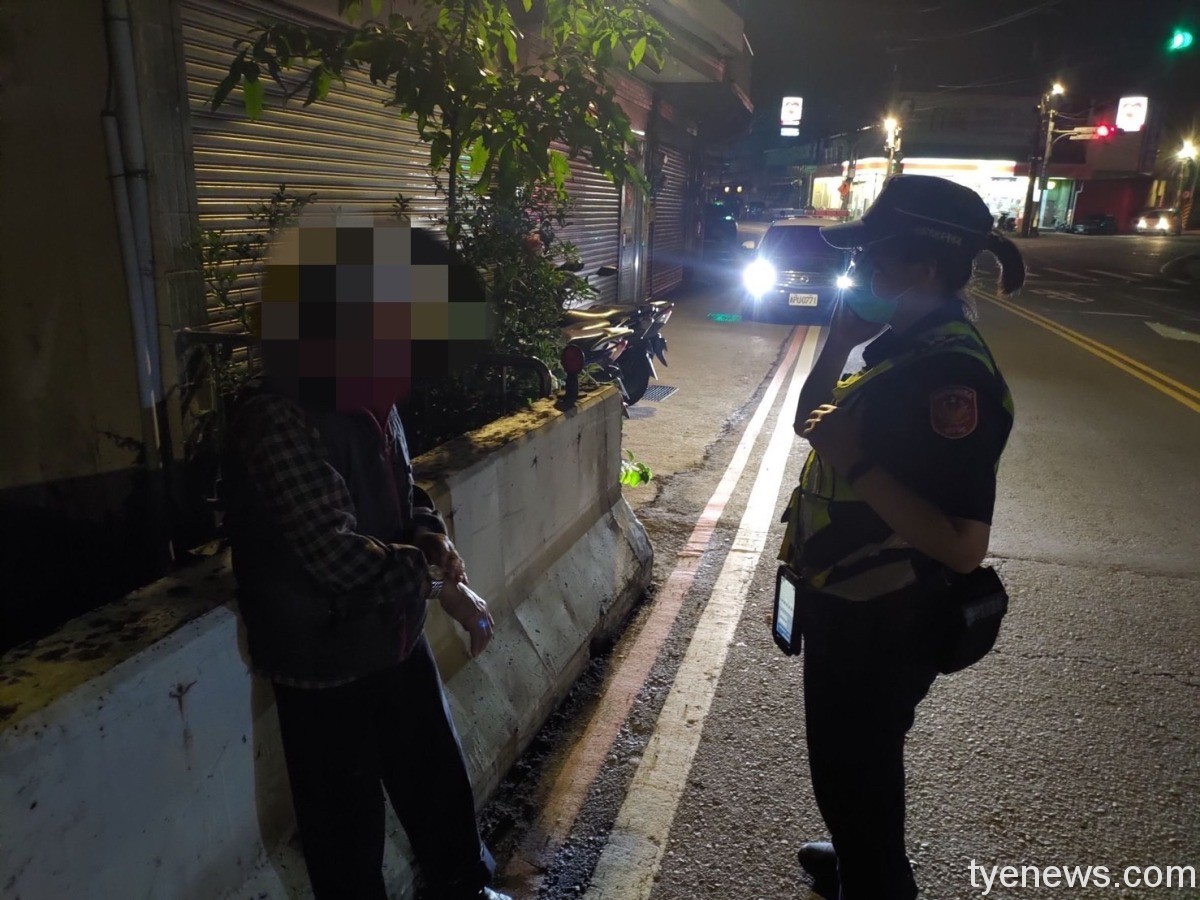 防走失手鍊建奇功 八德警助8旬迷途翁平安返家 S 2990325