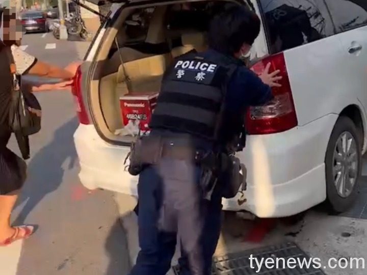 小客車路中熄火拋錨 楊梅警推車避免危險 S 2998378