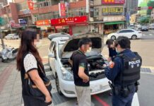 小客車路中熄火拋錨 楊梅警推車避免危險