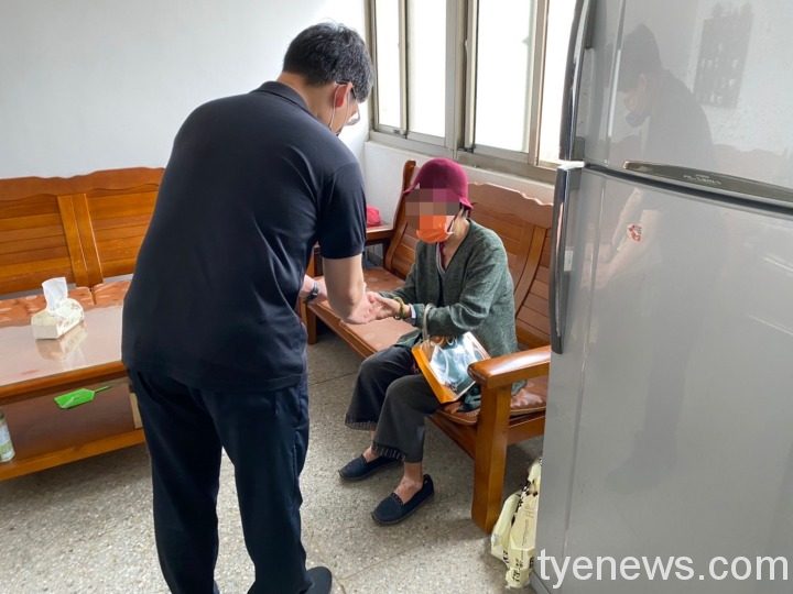 老婦搭錯車不知所措 上湖所張永澄及時助返家 S 3113430