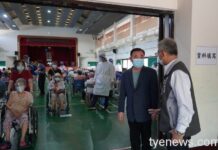 長輩施打疫苗首日場面紊亂 邱奕勝籲增設接種站改善亂象
