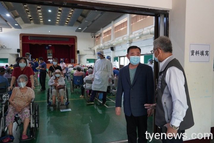 長輩施打疫苗首日場面紊亂 邱奕勝籲增設接種站改善亂象 S 33415273