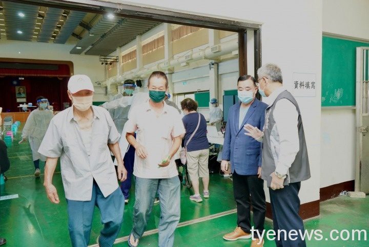 長輩施打疫苗首日場面紊亂 邱奕勝籲增設接種站改善亂象 S 33415274