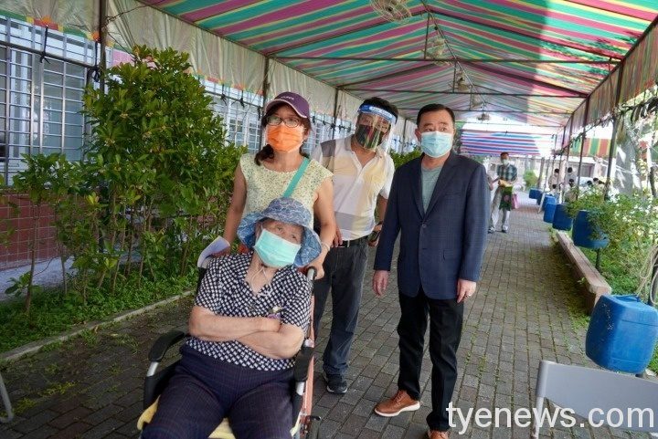 長輩施打疫苗首日場面紊亂 邱奕勝籲增設接種站改善亂象 S 33415275