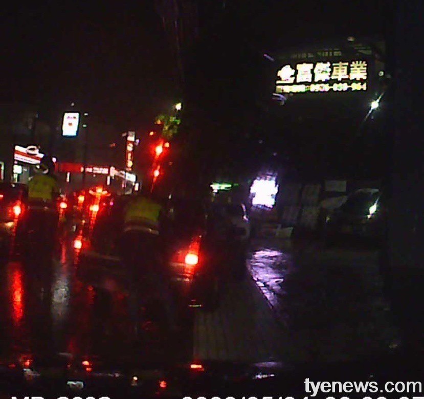 雨天車拋錨駕駛受困路旁 八德警助推車解圍