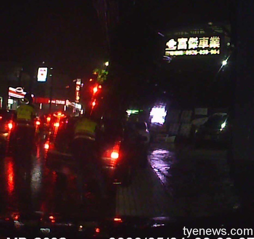 雨天車拋錨駕駛受困路旁 八德警助推車解圍 S 3342671