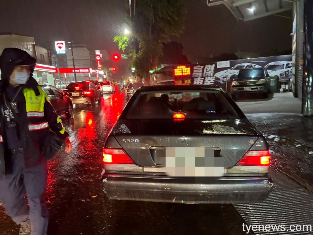 雨天車拋錨駕駛受困路旁 八德警助推車解圍 S 3342673