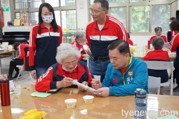 邱奕勝爭取志工優先施打疫苗 確保桃市關懷服務能繼續 S 33636378