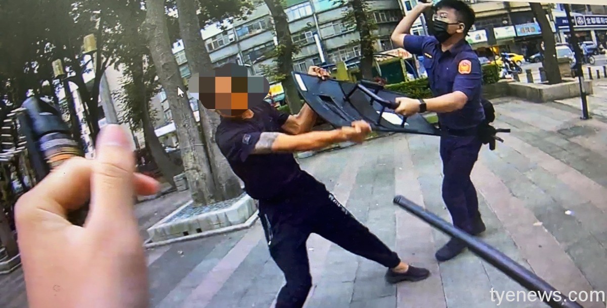 【有片】男子公園持刀咆哮 中壢警胸口遭刺1.5公分 S 33816628