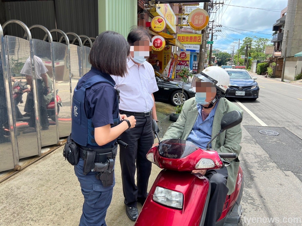 8旬老翁騎車自摔擦傷 楊梅警即時提供協助 S 3383373