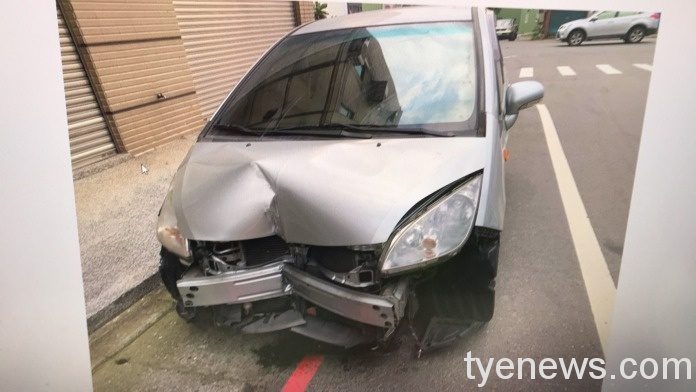【有片】堆高機違規行駛與小客車相撞 幸無人員傷亡 S 35504265